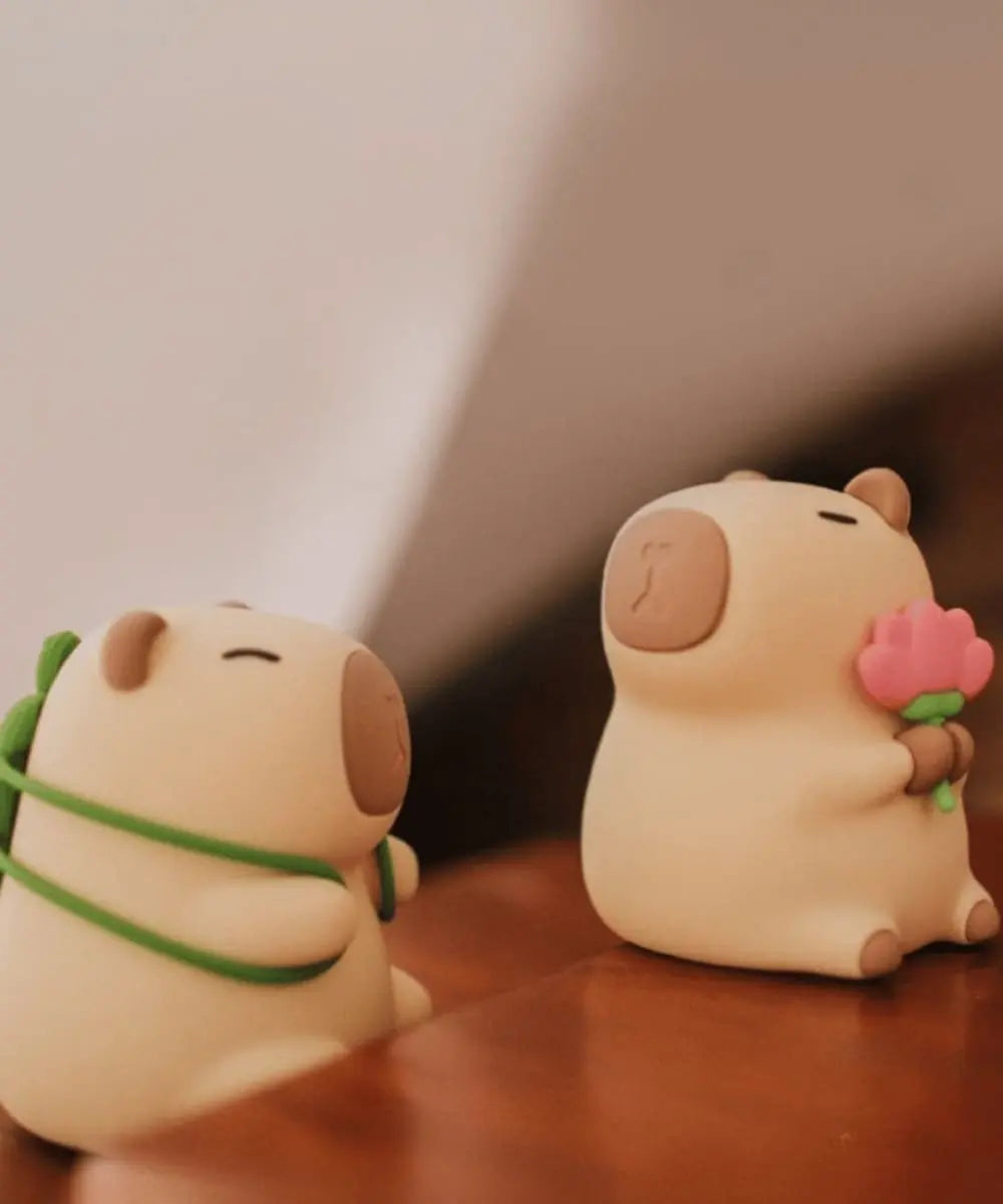 Veilleuse Rechargeable Capybara Fleuriste de Mary's dans une chambre d'enfant