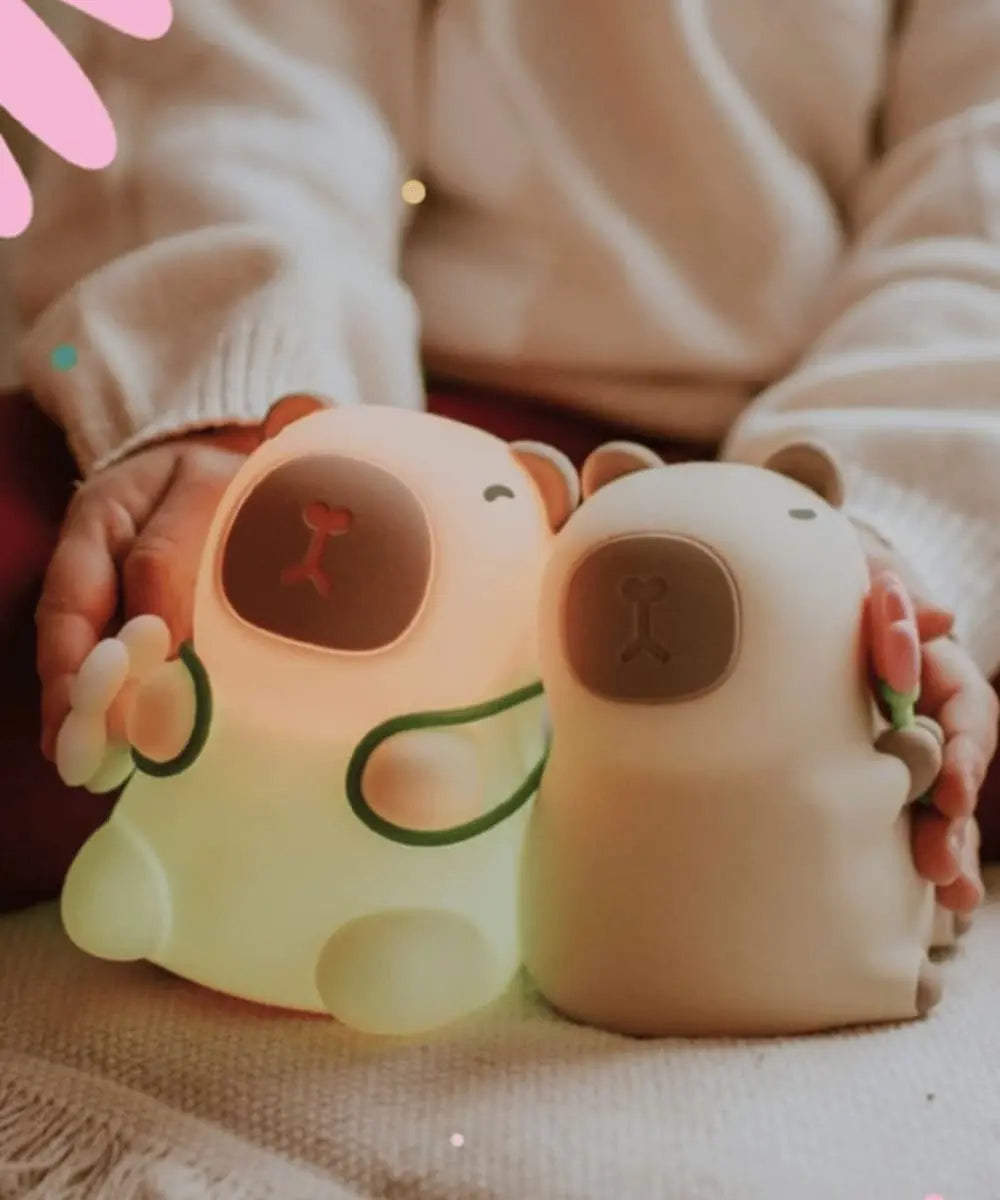 Veilleuse Rechargeable Capybara Fleuriste de Mary's manipulée par un enfant
