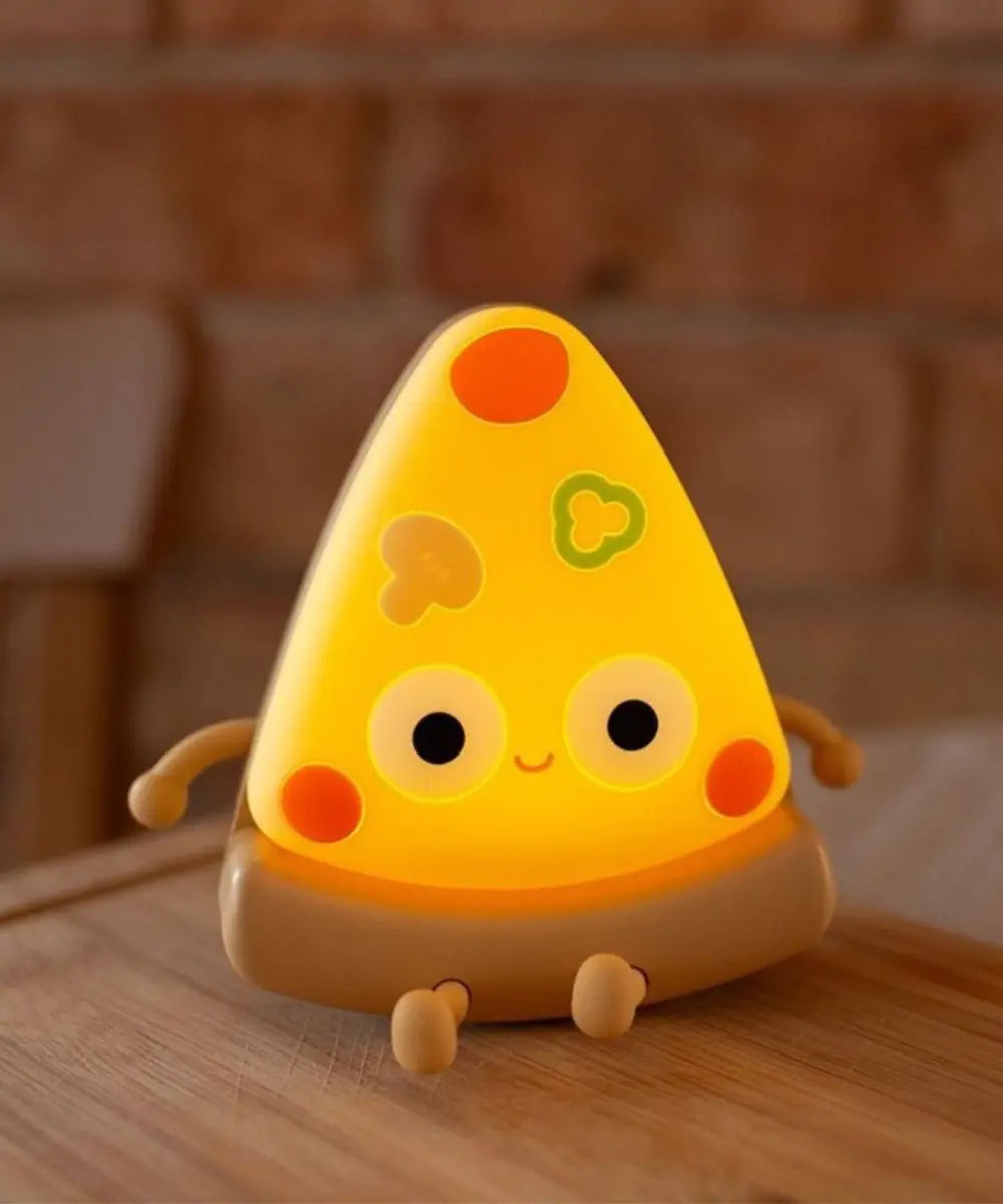 Veilleuse rechargeable Pizza de la marque Mary's posée sur une table de chevet, allumée