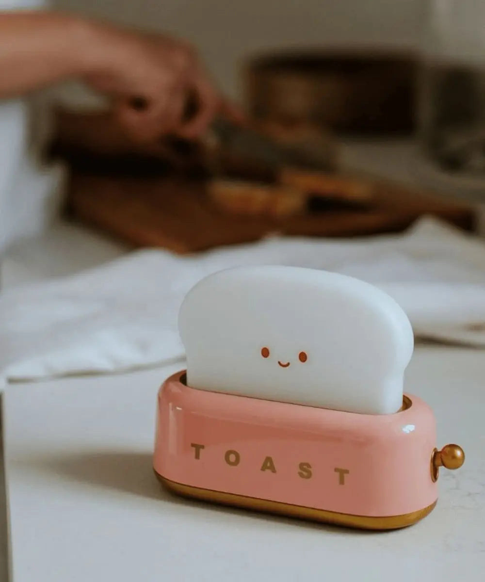 Veilleuse rechargeable Toaster Rose de Mary's posée sur un plan de travail de cuisine