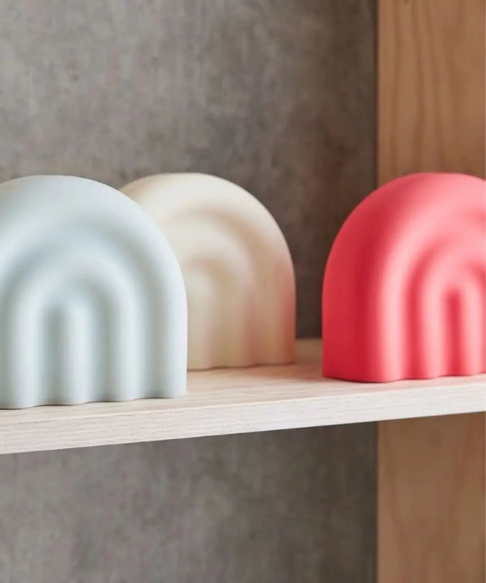 Veilleuse arc en ciel en silicone rouge de la marque danoise Oyoy living design pour chambre d'enfant.
