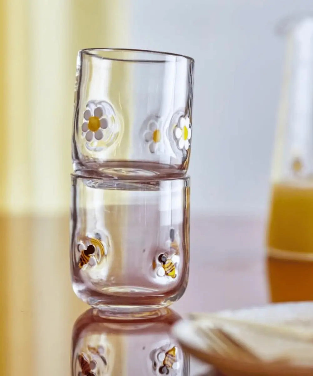 Détail du relief gravé d'une abeille sur le verre artisanal Bloomingville