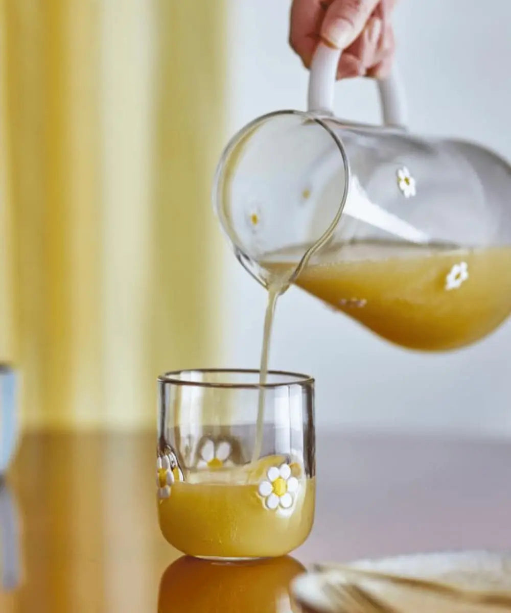 Vue d'un des verres Buzz rempli de jus d'orange