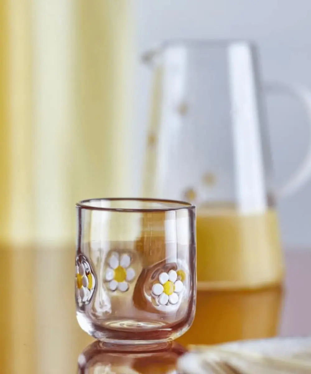 Détails des motifs fleurs des verres Buzz réalisés artisanalement par la marque Bloomingville