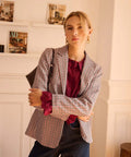 Blazer Isarn bordeaux à carreaux porté avec un top bordeaux
