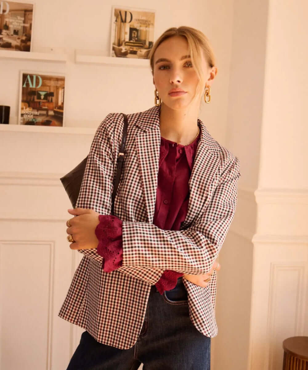 Blazer Isarn bordeaux à carreaux porté avec un top bordeaux