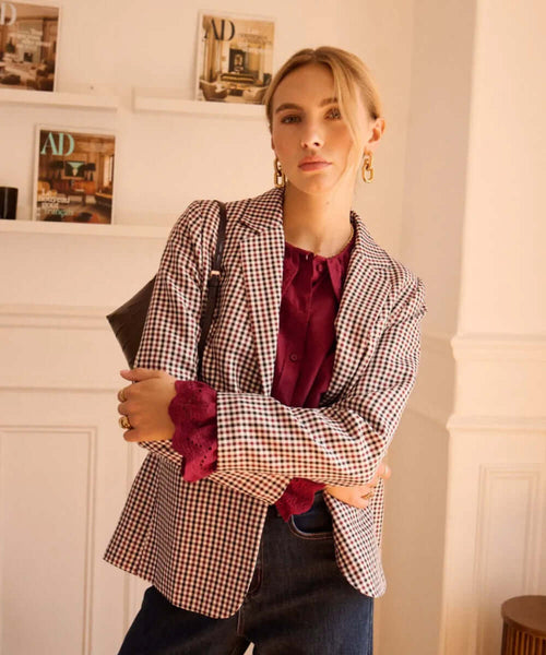Blazer Isarn bordeaux à carreaux porté avec un top bordeaux