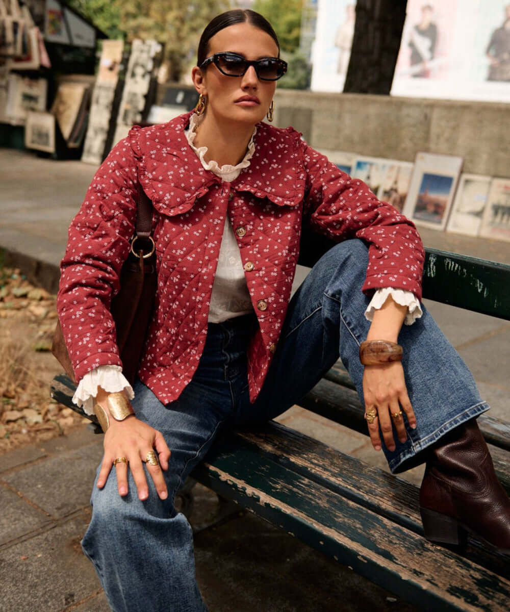 Veste Gabriel bordeaux matelassée portée avec un jean