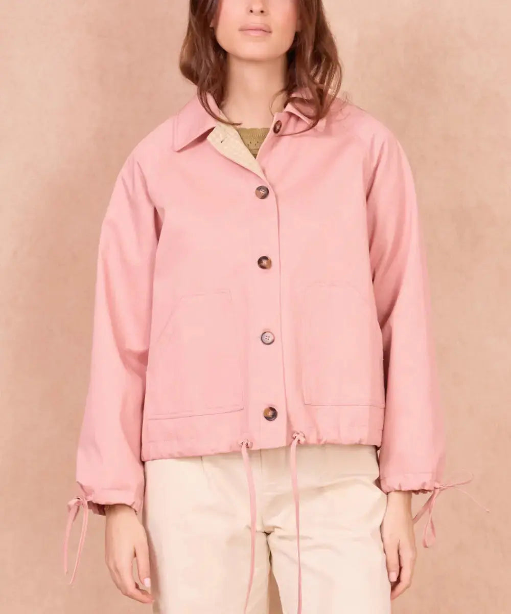 Photo portée de la veste imperméable Glenny Rose de la marque Calie Paris