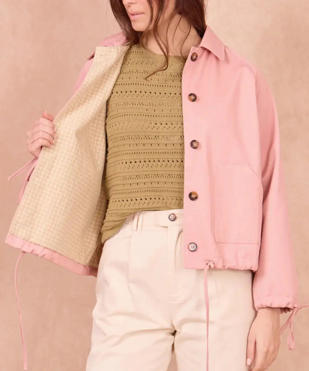 Photo zoomée présentant le tissu à carreaux de l'intérieur de la veste Glenny Rose de Calie Paris