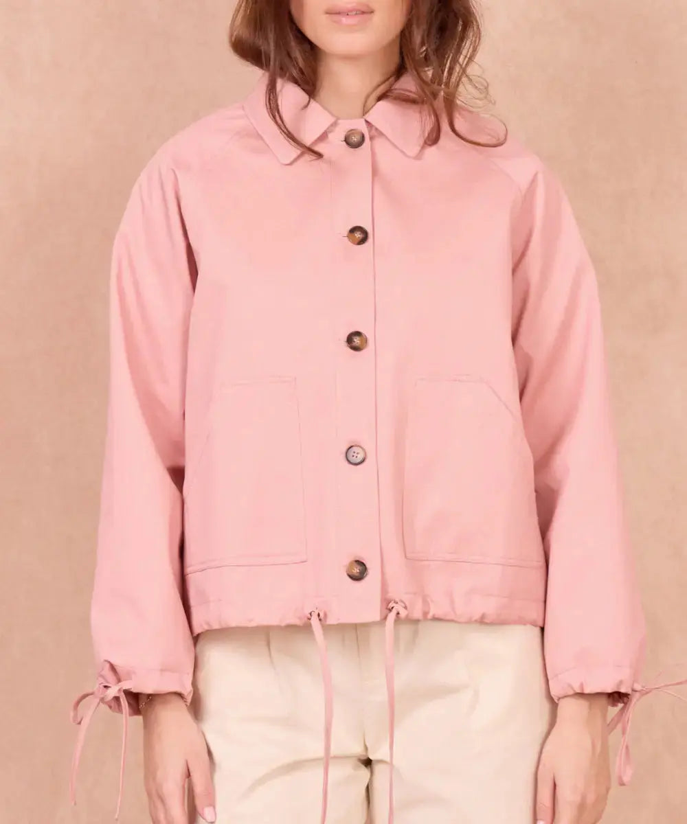 Photo de face de la veste imperméable Glenny Rose Clair de la marque Calie Paris