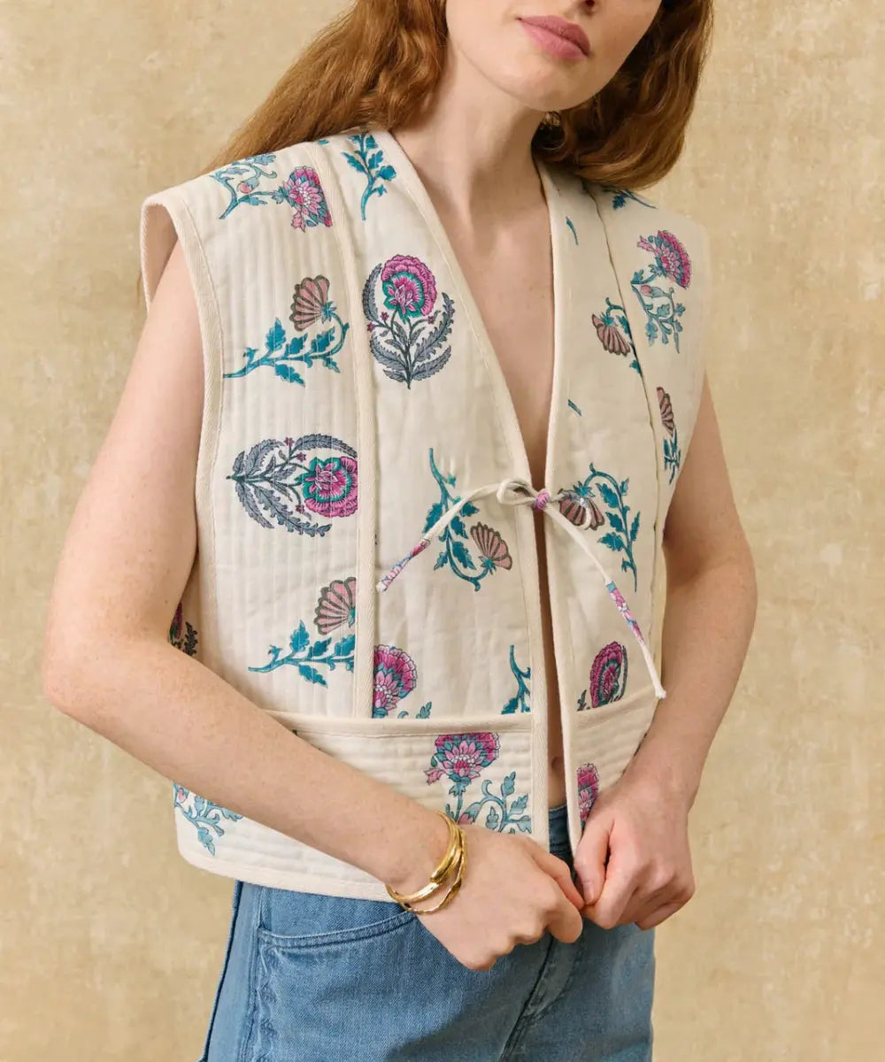 Veste sans manches Maelle de la marque Louise Misha portée par une femme