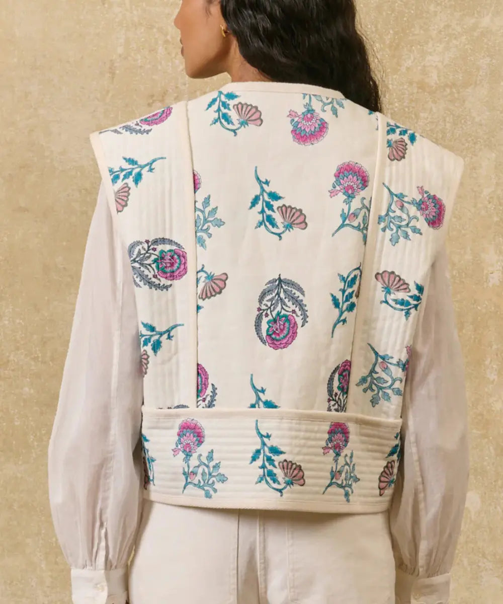 Veste sans manches Maelle de la marque Louise Misha portée par une femme et vue de dos