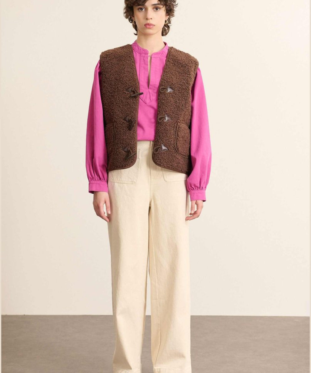 Veste sans manches Polette Marron de Garance Paris portée de face