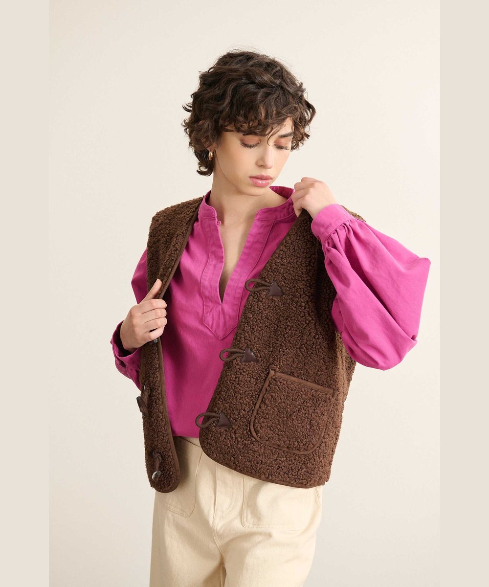Veste sherpa Polette Marron de Garance Paris portée avec un jean