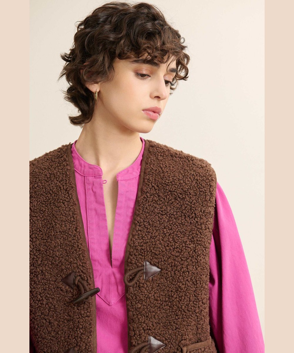 Détail de la matière sherpa marron de la veste Polette Garance Paris