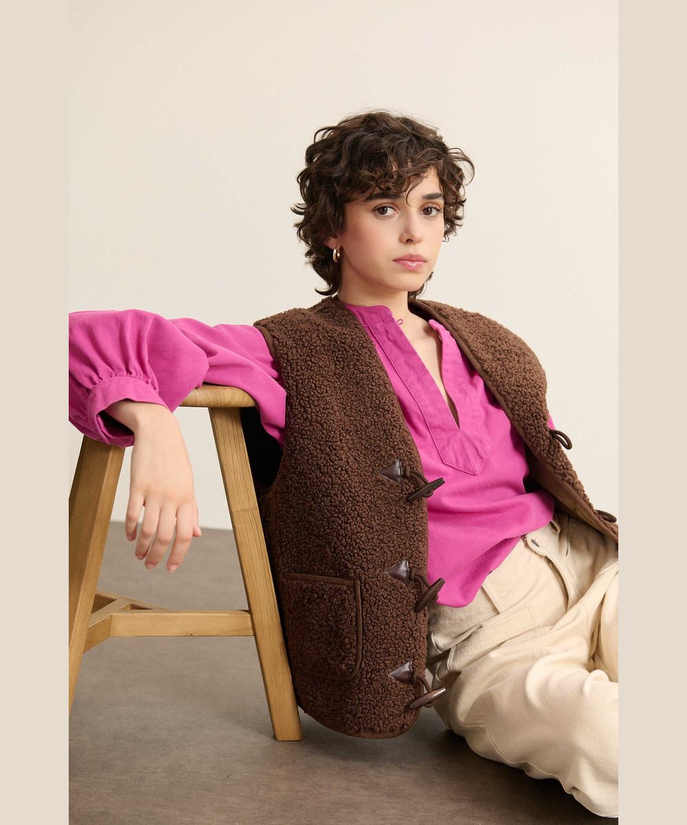 Veste sans manches Polette Marron Garance Paris portée assise
