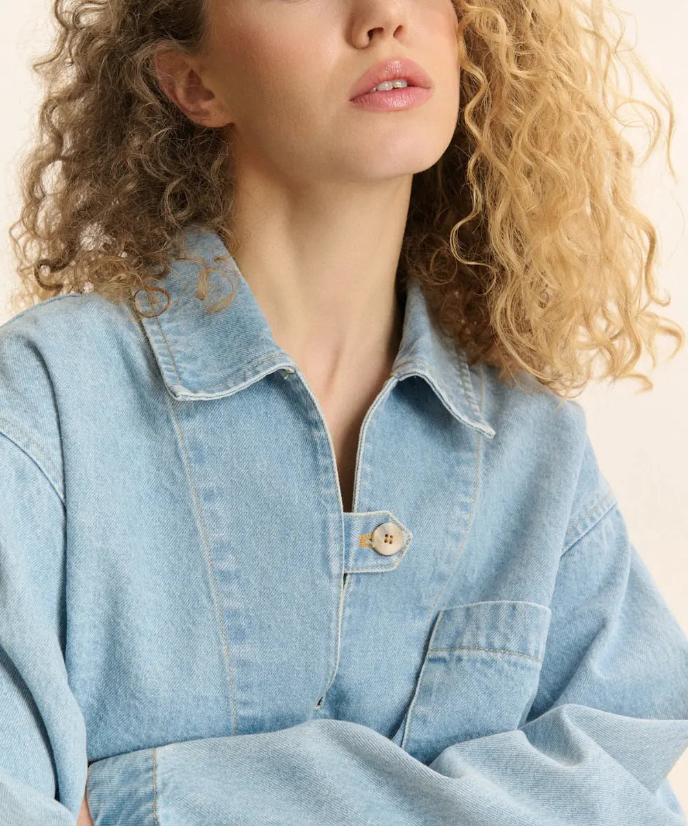 Veste en jean bleu coupe vareuse droite en coton avec poche plaquée poitrine modèle Clay de la marque Garance.