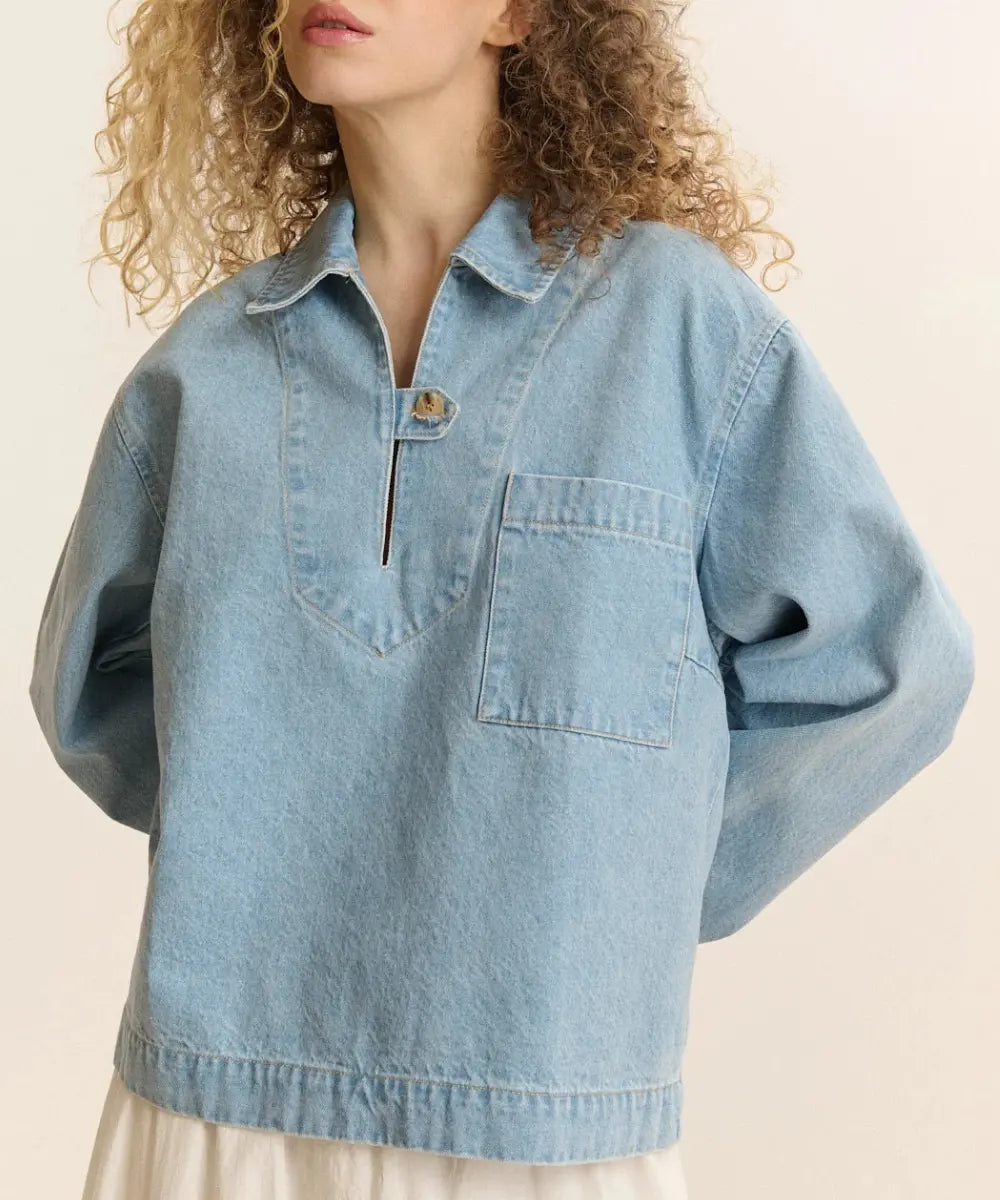Veste en jean bleu coupe vareuse droite en coton avec poche plaquée poitrine modèle Clay de la marque Garance.