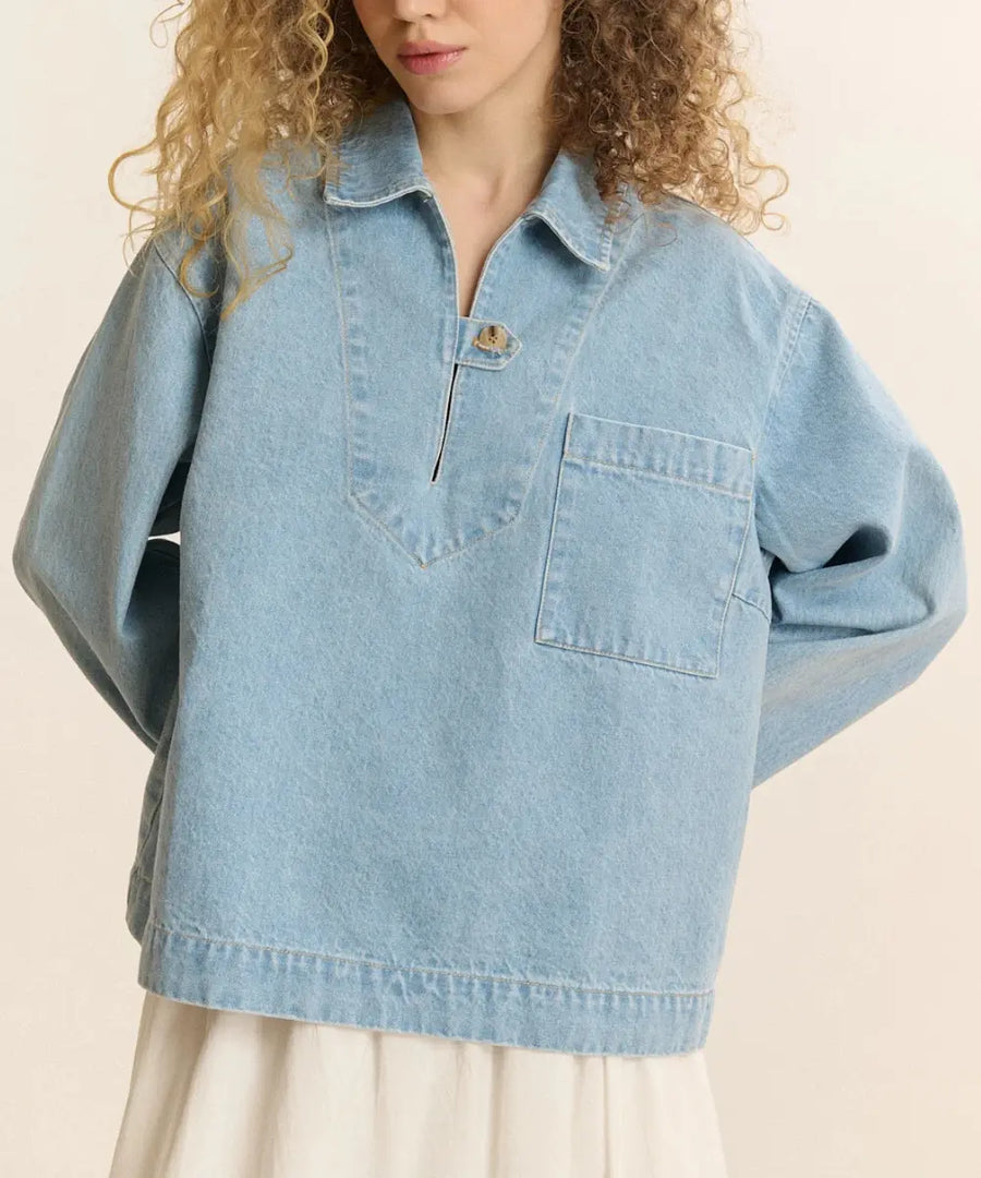 Veste en jean bleu coupe vareuse droite en coton avec poche plaquée poitrine modèle Clay de la marque Garance.
