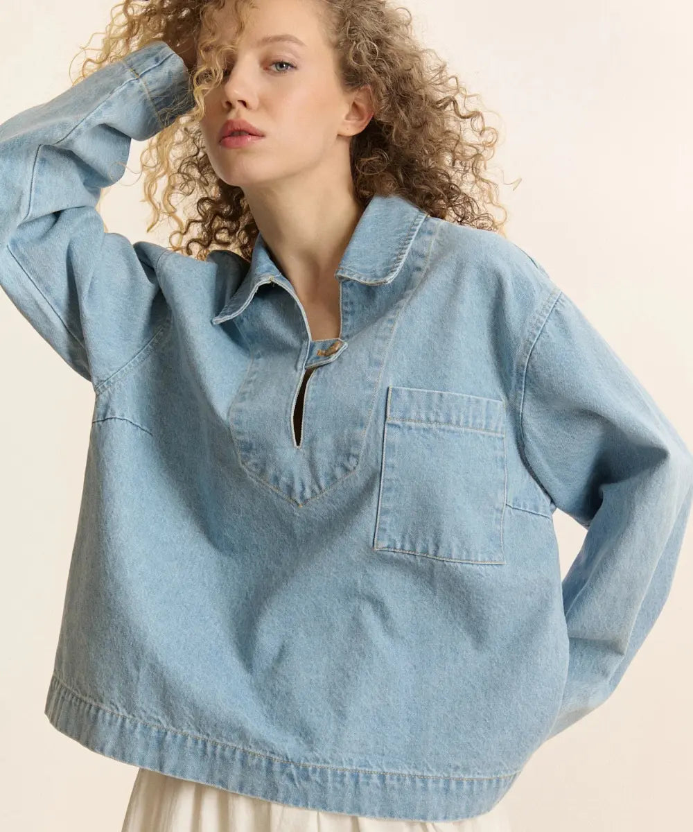 Veste en jean bleu coupe vareuse droite en coton avec poche plaquée poitrine modèle Clay de la marque Garance.