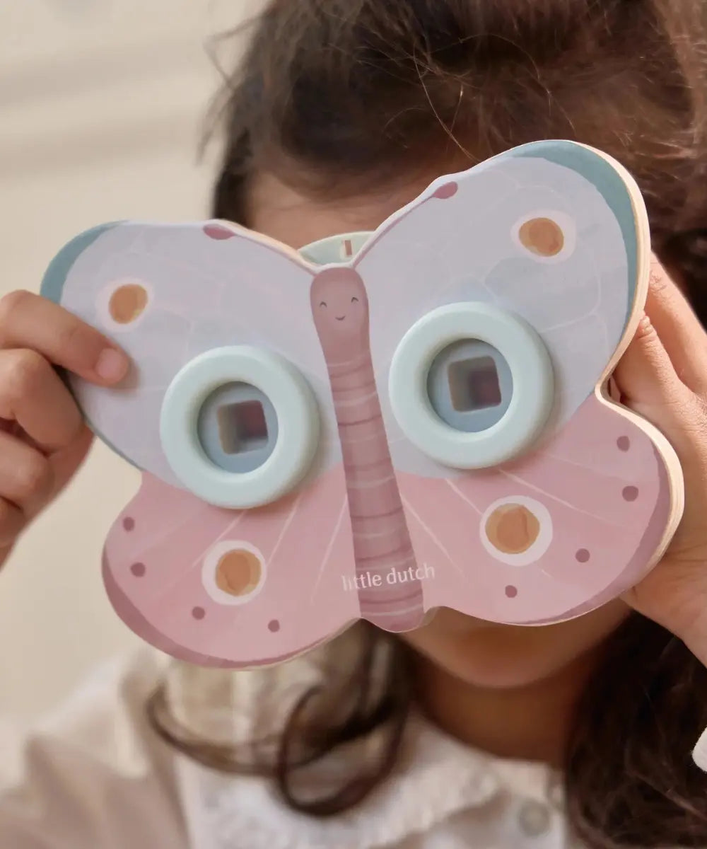 Enfant en train d'utiliser la Visionneuse à histoires Fairy Garden de la marque Little Dutch