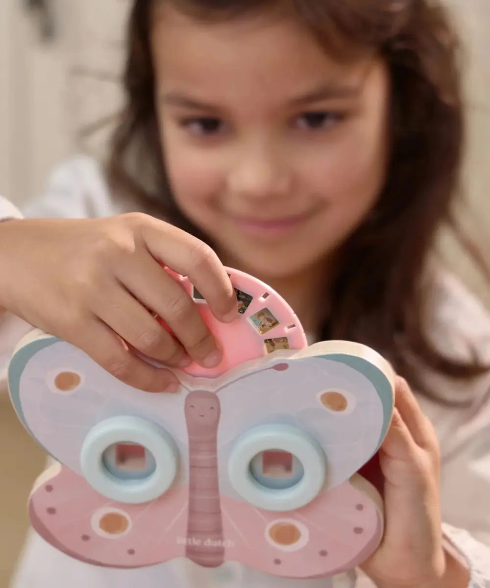 Enfant en train de jouer avec la Visionneuse à histoires Fairy Garden de la marque Little Dutch