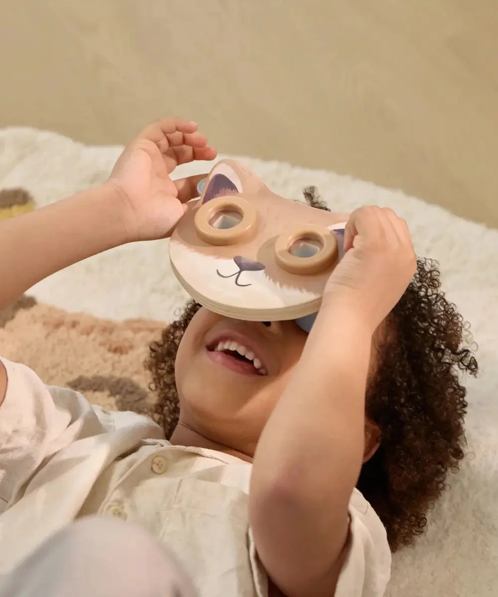 Enfant en train de jouer avec la Visionneuse à histoires Forest Friends de Little Dutch