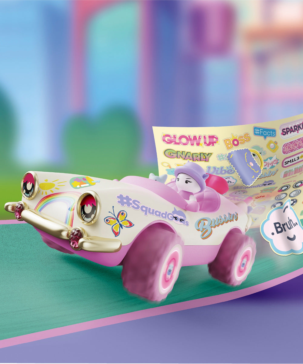 Voiture Bella Buggy de Sharper Image décorée de stickers, présentée avec une planche d’autocollants sur fond coloré