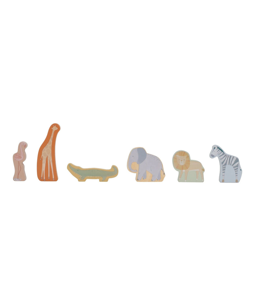 Figurines d’animaux du coffret voiture de safari sur fond blanc