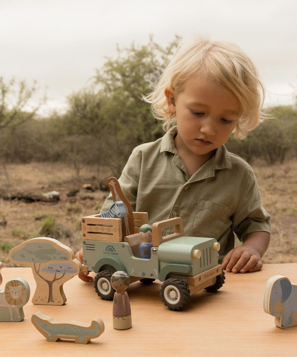 Enfant inventant une scène de safari avec la voiture Little Dutch