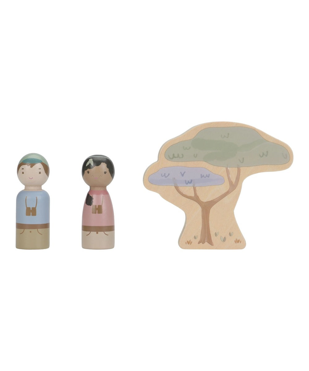 Deux rangers et un arbre du coffret voiture de safari sur fond blanc