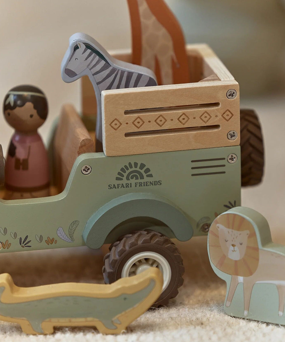 Détail de la caisse, des figurines et des roues de la voiture de safari