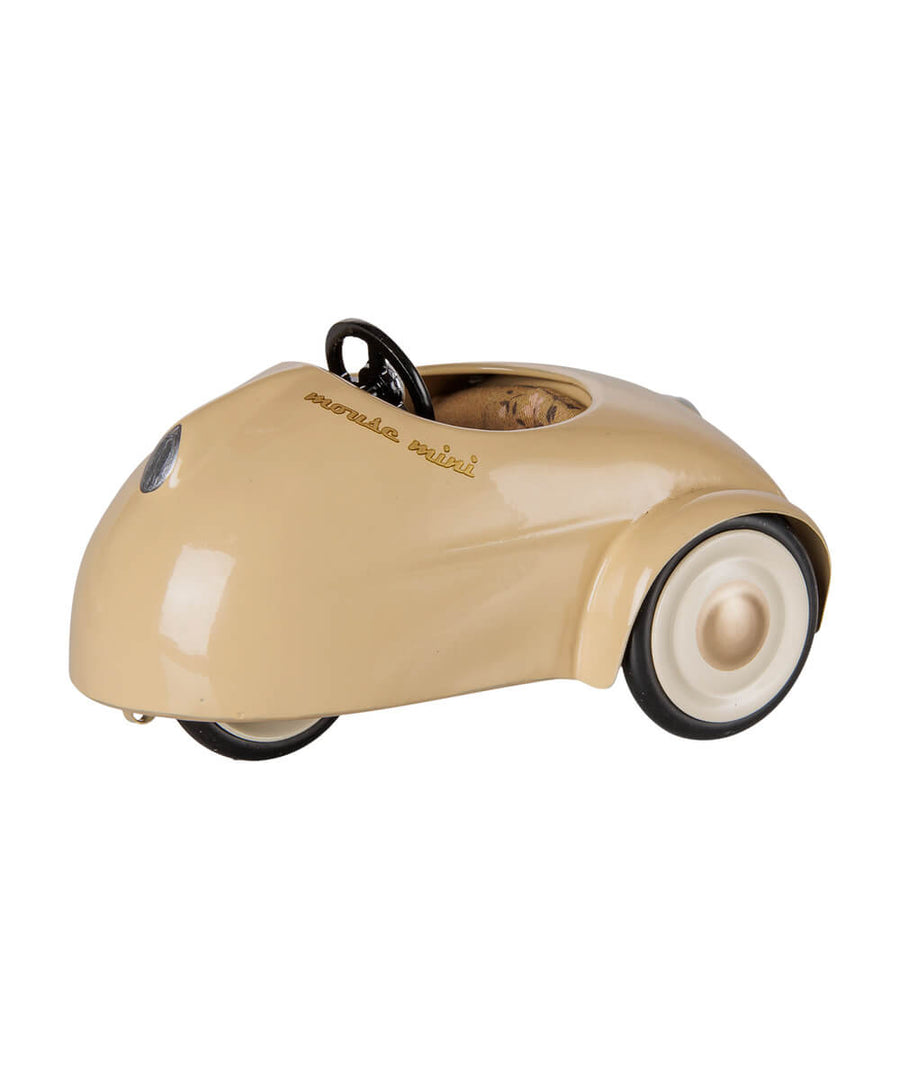 Voiture pour Souris - Sable Chaud de la marque Maileg, sur fond blanc
