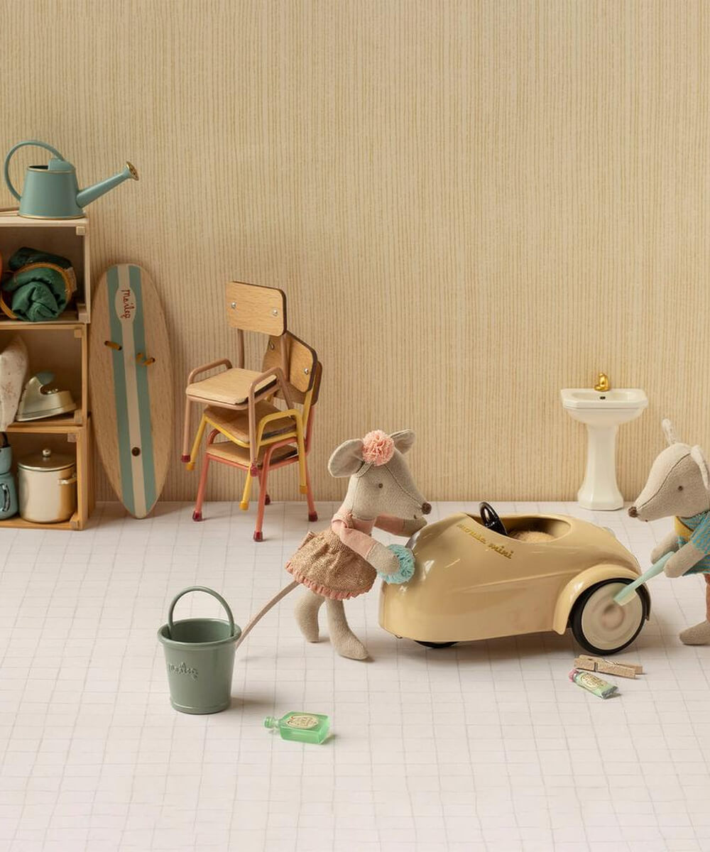 Voiture pour Souris - Sable Chaud de la marque Maileg, dans une scène miniature