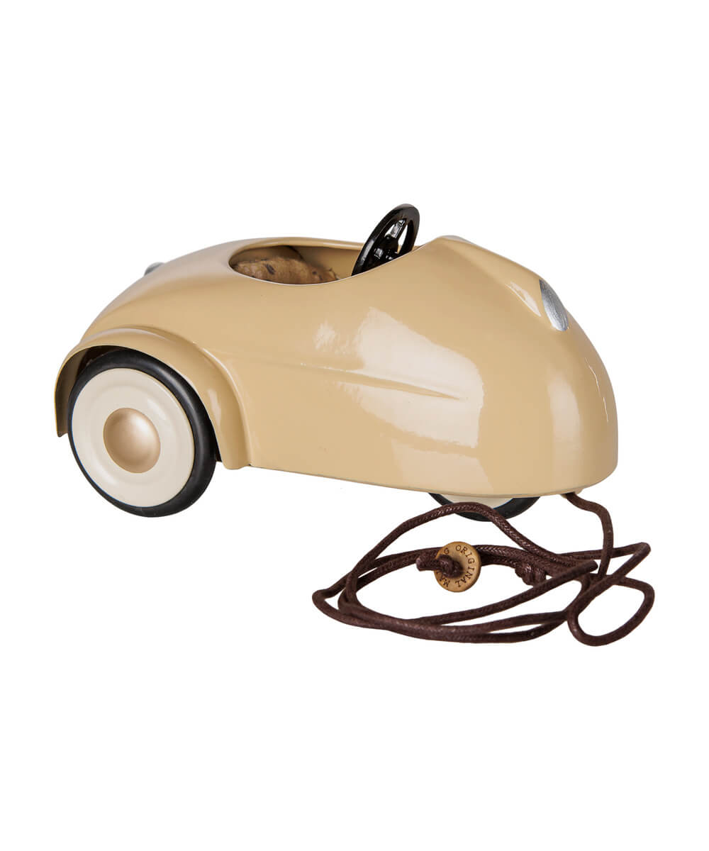 Voiture pour Souris - Sable Chaud de la marque Maileg, sur fond blanc