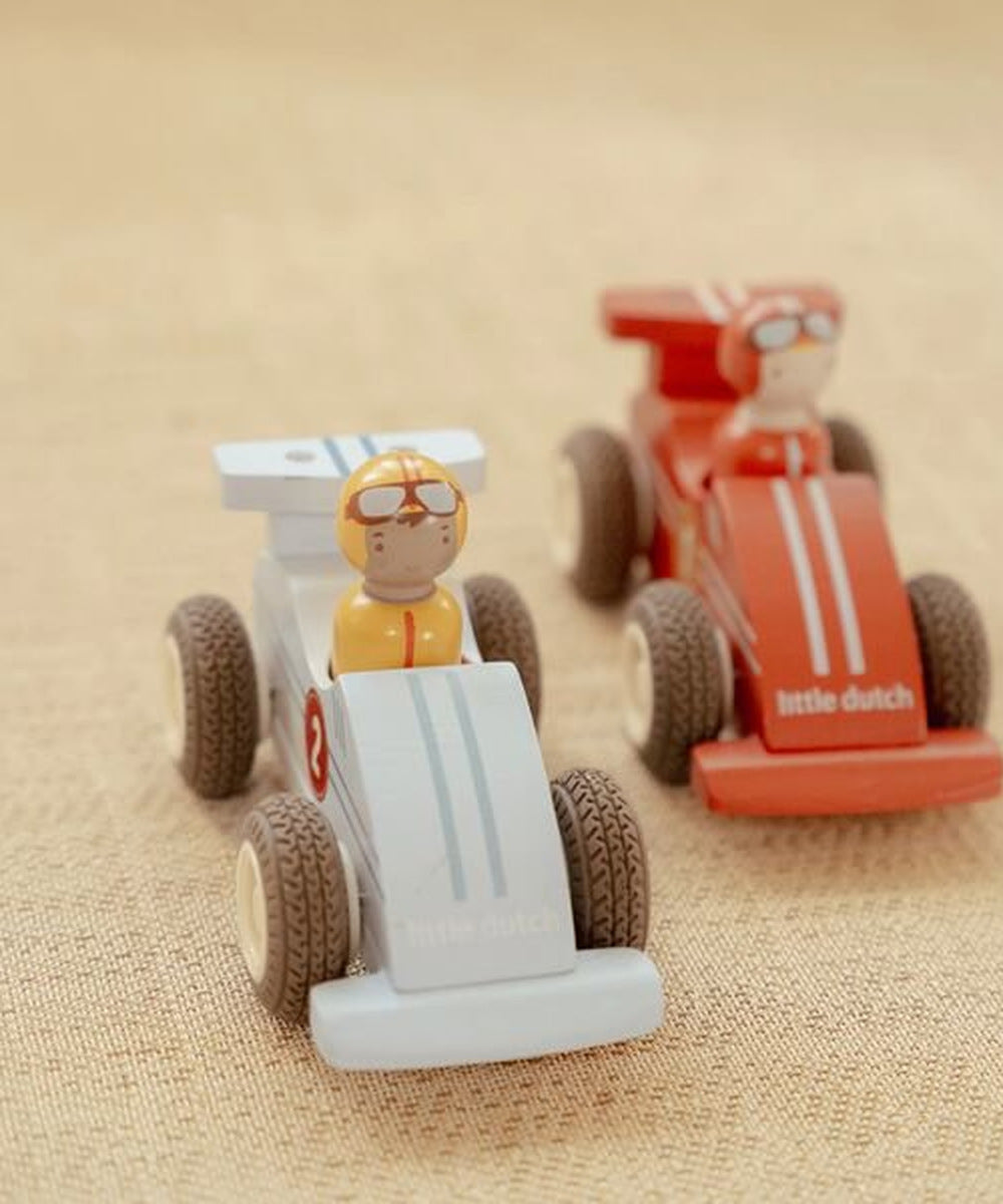Gros plan sur les deux voitures de course Little Dutch