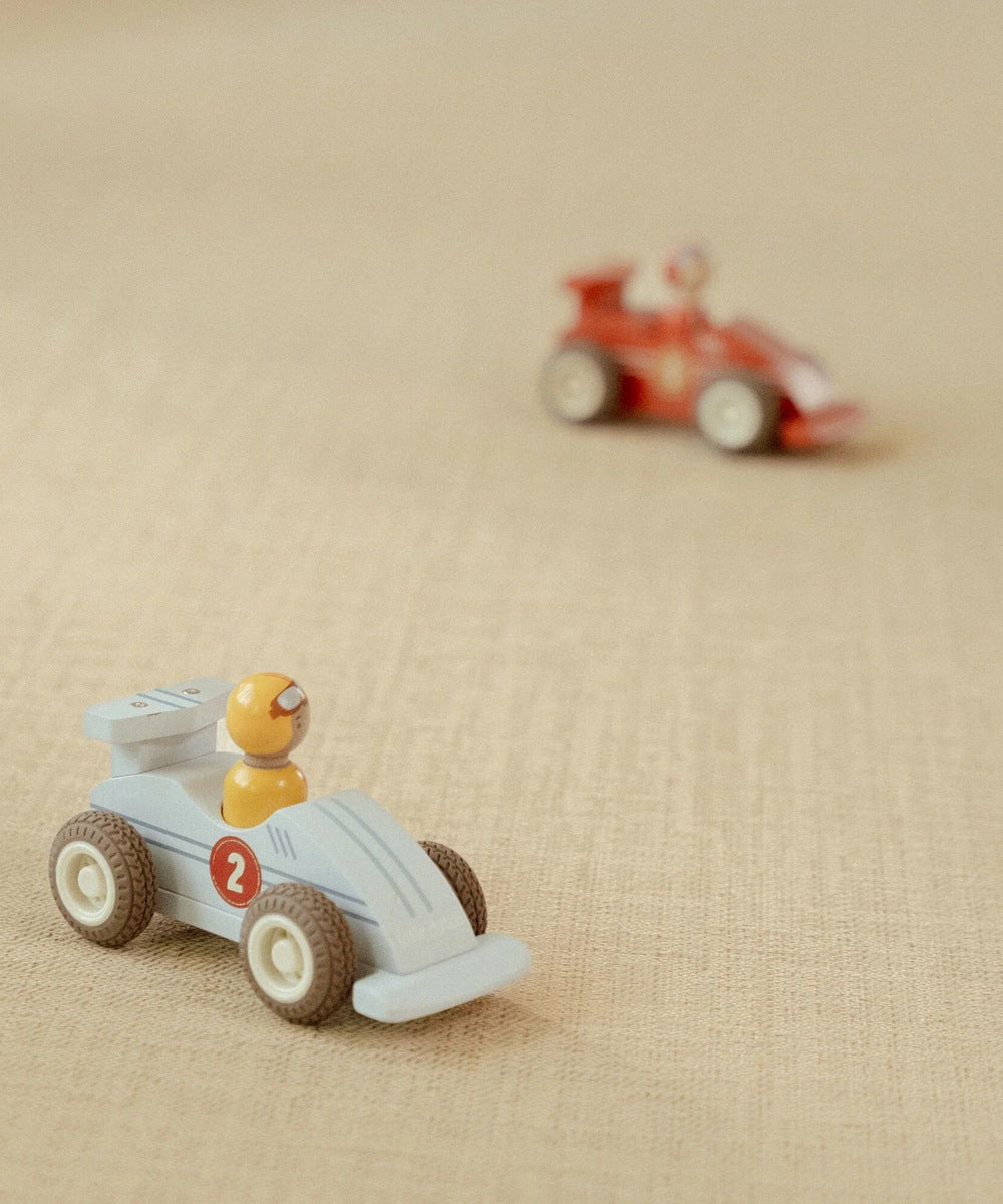 Voitures de course Little Dutch en action sur le sol