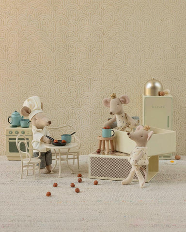 Scénette Maileg : de petites souris préparent le goûter dans une cuisine miniature
